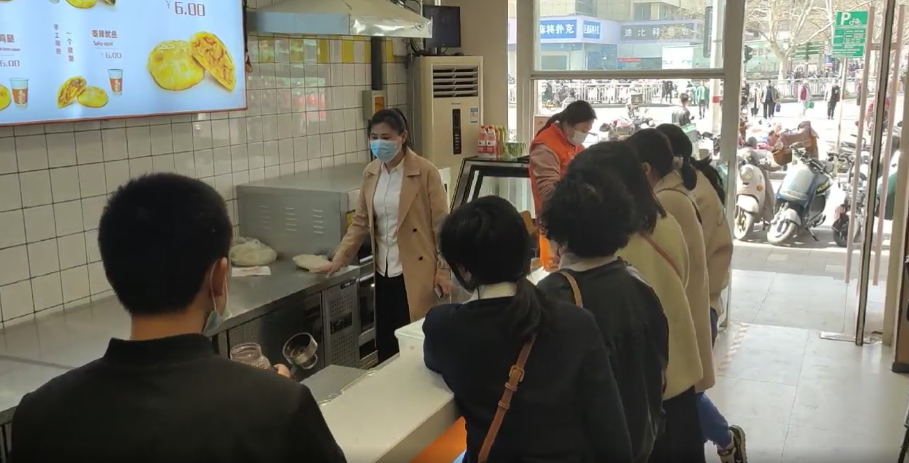 2022年3月8日，3批客戶同時(shí)在麥多餡餅直營店看店試吃