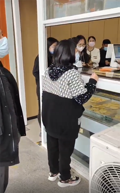 2022年3月6日，幾批客戶一起看店試吃中……(圖2)