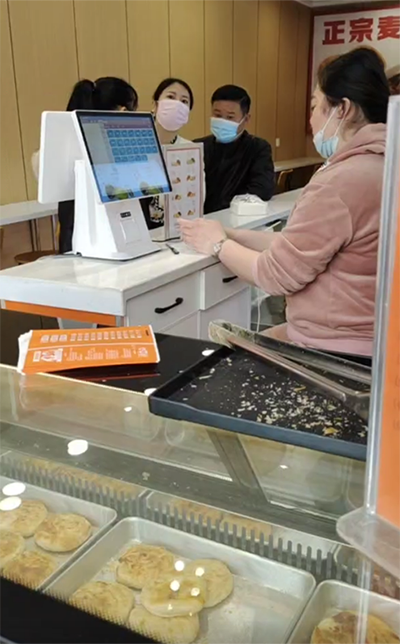 2022年3月6日，幾批客戶一起看店試吃中……(圖3)